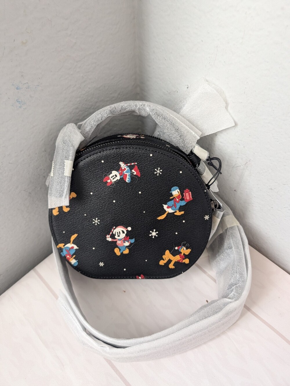 NWT Coach CM846 Disney X Coach Canteen Crossbody With Holiday Print Black Multi - Picture 2 of 6